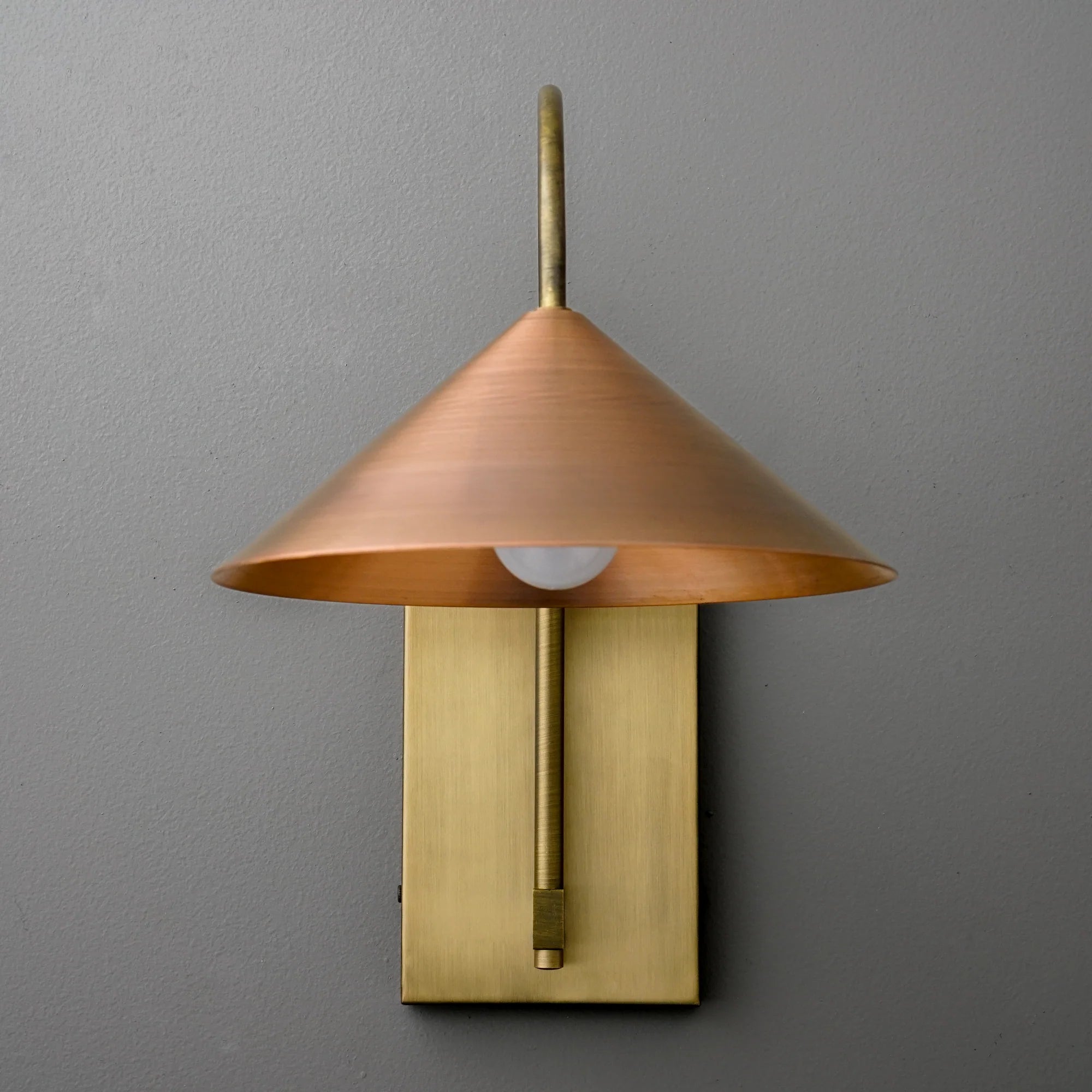 Conique Metal Minimalist Wall Sconce - Sculptural Brass Arch Light for Modern Interiors